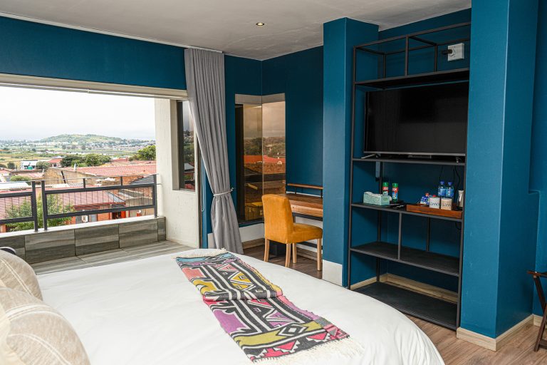 En-suite bedroom with a Soweto view at Soweto Boutique Hotel